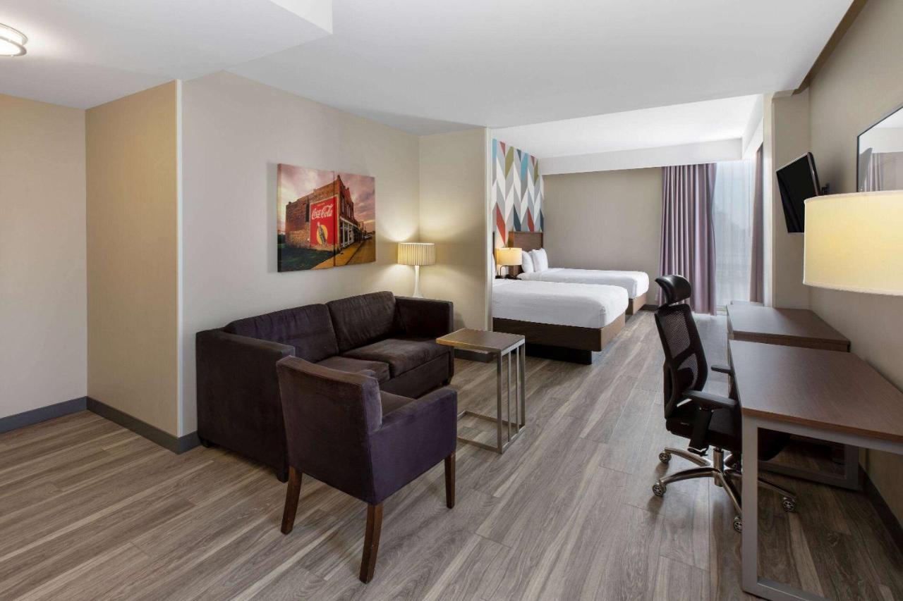 La Quinta Inn & Suites By Wyndham Tulsa Downtown - Route 66 מראה חיצוני תמונה