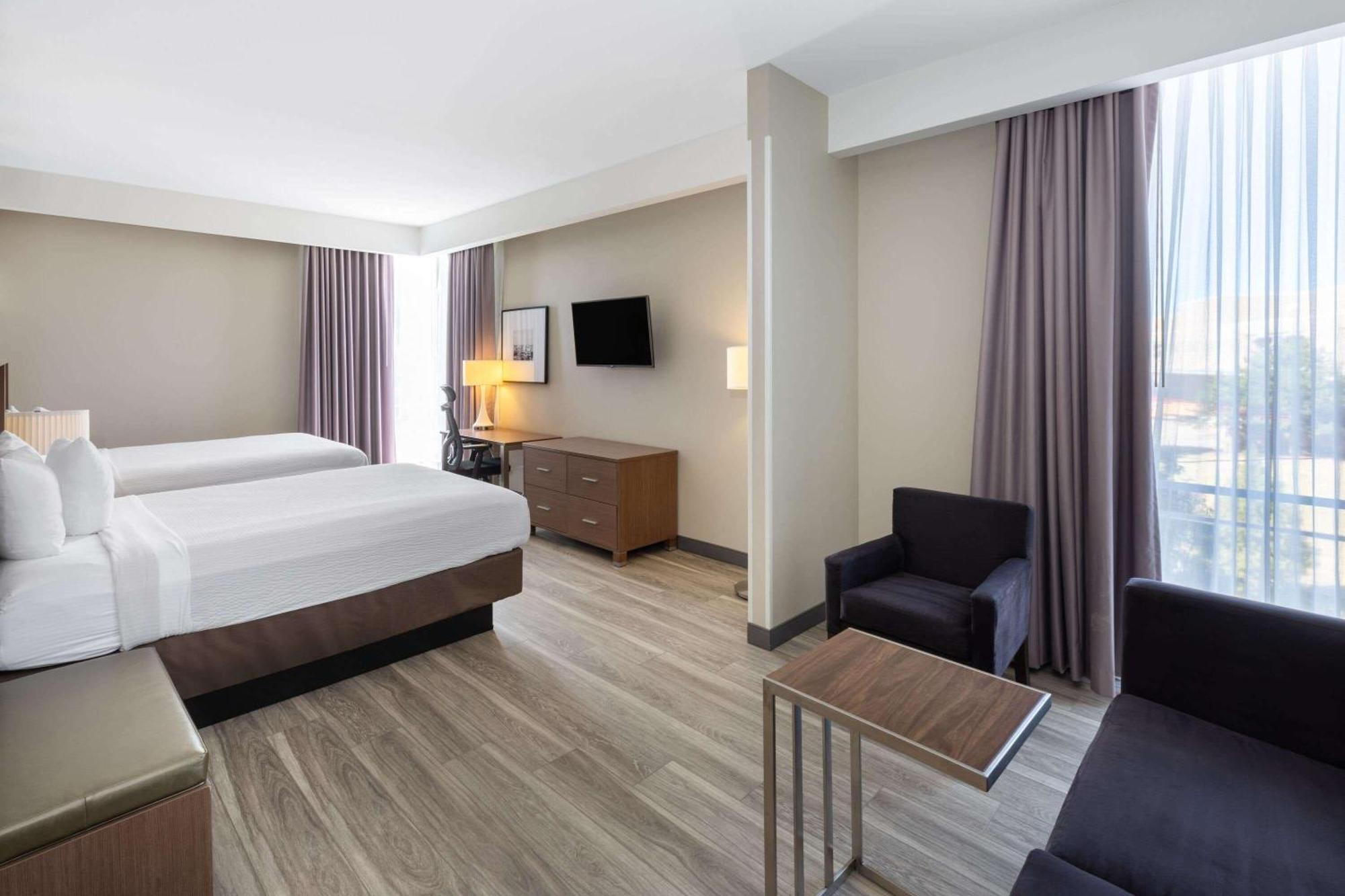La Quinta Inn & Suites By Wyndham Tulsa Downtown - Route 66 מראה חיצוני תמונה